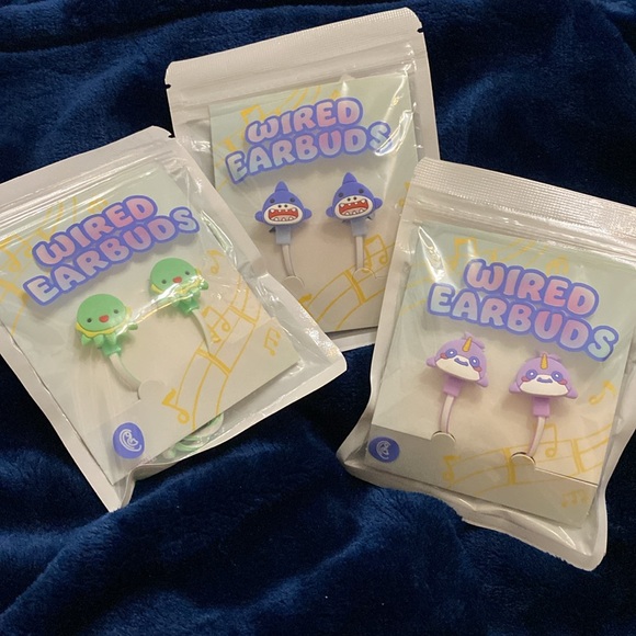 Kids wired earbuds. Colors purple, green, and blue - Picture 4 of 4